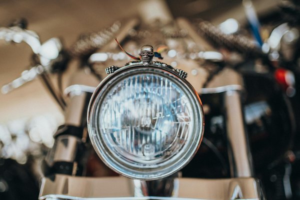 Quels sont les critères à considérer pour choisir un véhicule adapté aux longs trajets en famille?